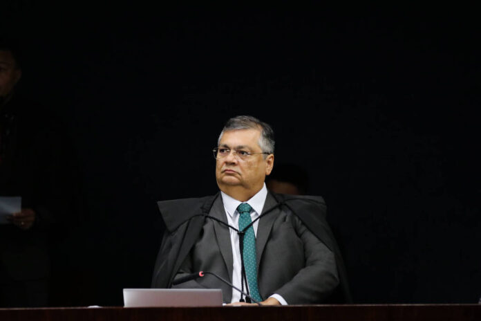 Decisão de Dino sobre penduricalhos é vista como recado a Fachin e expõe embate no STF