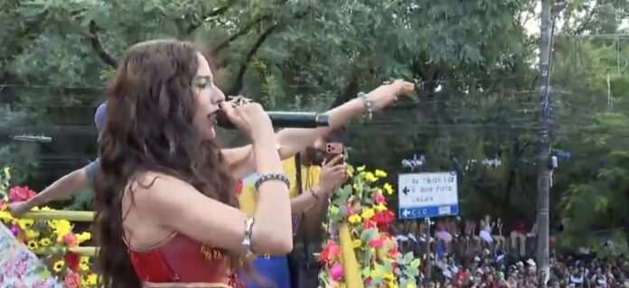 Marina Sena arrasta multidão em 1º bloco no carnaval de Belo Horizonte