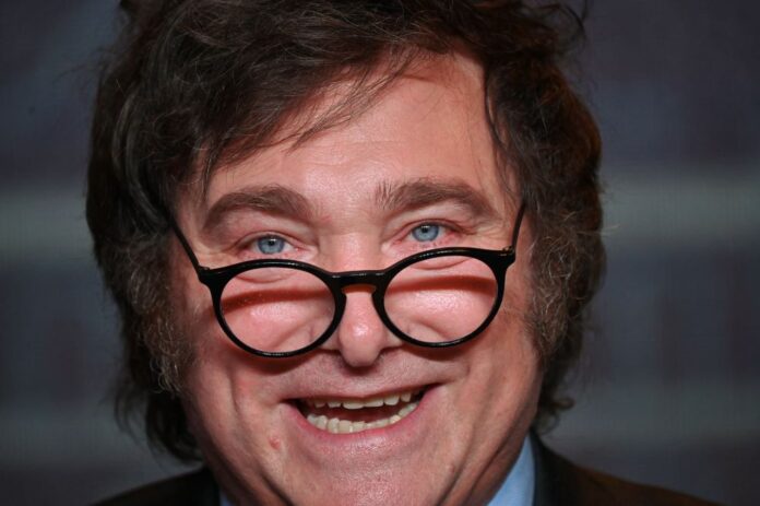 Milei canta ‘Burning love’ e ri com Orbán em meio a tensão na Argentina