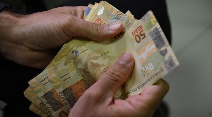 Renda domiciliar per capita mensal foi de R$ 2.316 no Brasil em 2025