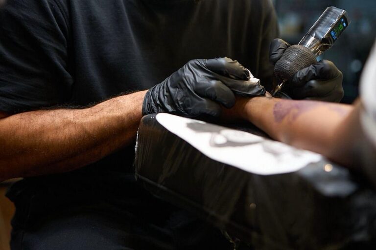 Formação artística fortalece a profissionalização da tatuagem no Brasil