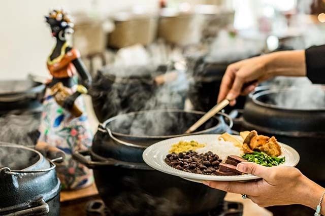 YVÁ Gastronomia celebra Carnaval 2026 com retorno da tradicional feijoada e escola de samba