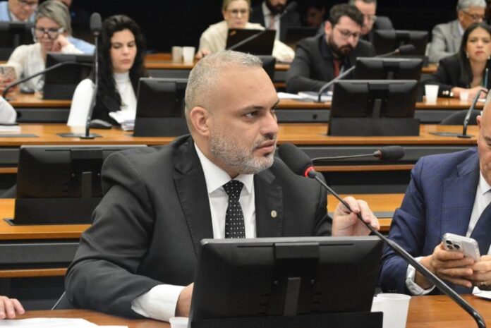 Deputado Marcos Tavares (PDT-RJ) fala em comissão da Câmara dos Deputados