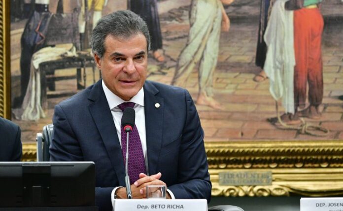 Comissão aprova programa de socorro a empresas afetadas por sobretaxa Instalação da comissão e eleição de presidente e vice-presidentes. Dep. Beto Richa (PSDB - PR)