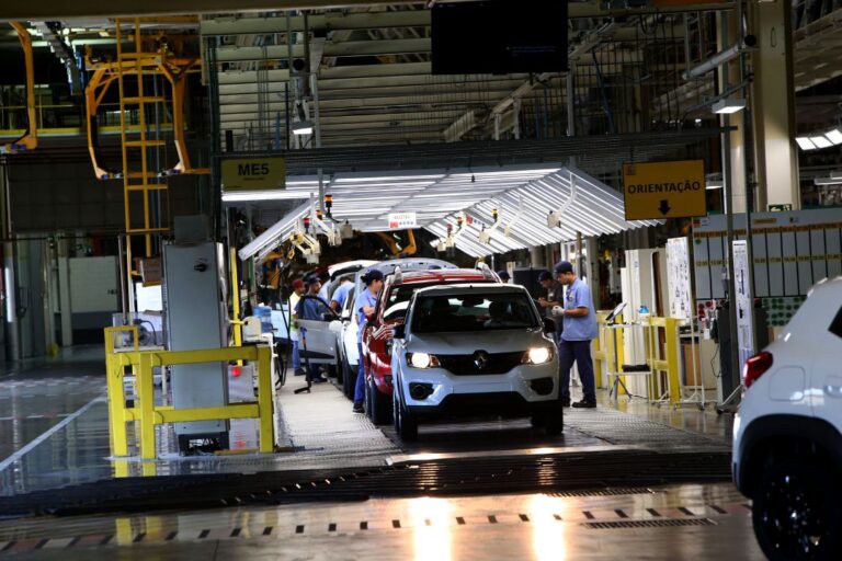 Fevereiro registra segunda melhor média diária de vendas de automóveis