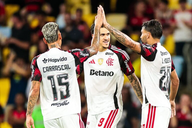 Sob protesto, Flamengo faz 8 no Madureira com 4 gols de Pedro e vai à final