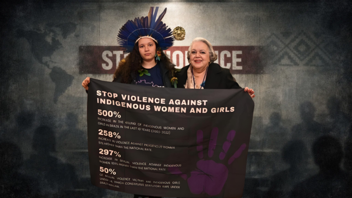 Myrinha (8) Jovem mulher indígena com cocar tradicional segura faixa denunciando a violência contra mulheres indígenas durante evento internacional.