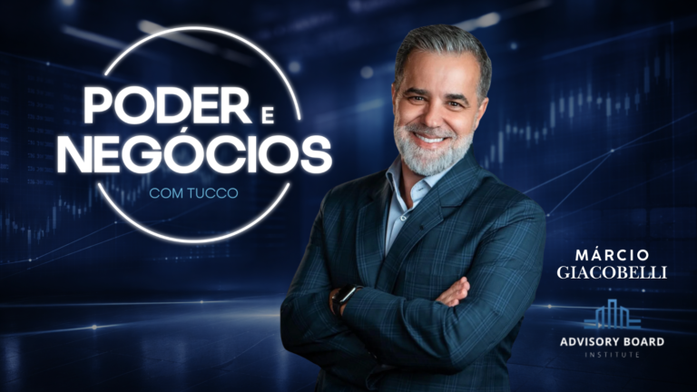 Márcio Giacobelli no programa Poder e Negócios, exibido na Vivax TV, em destaque diante de fundo azul com gráficos financeiros, debatendo governança e conselho empresarial.