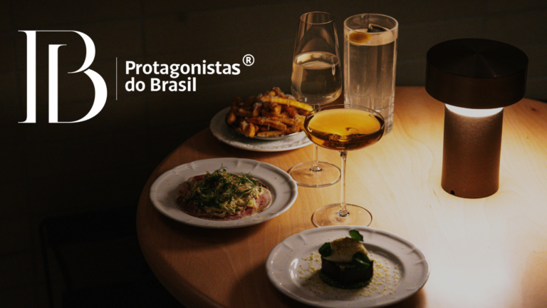 Mesa posta com pratos gourmet e drinks em ambiente intimista representando o jantar exclusivo do evento Protagonistas do Brasil.
