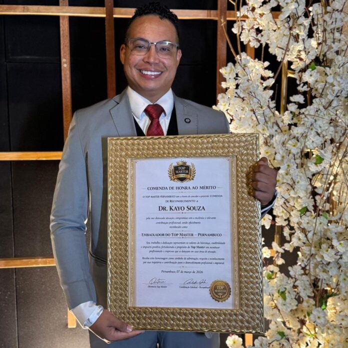 Dr. Kayo Souza foi homenageado com a Comenda de Honra ao Mérito do Top Master Pernambuco, reconhecimento concedido a profissionais que se destacam por sua atuação e contribuição em suas áreas. A cerimônia ocorreu no dia 8 de março de 2026, em Pernambuco.