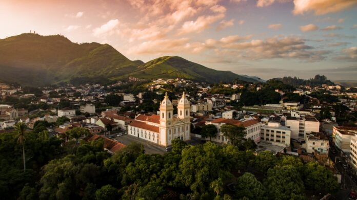 WhatsApp Image 2026-03-12 at 5.03.13 PM Como Valença, no interior do Rio de Janeiro, se transformou em um polo internacional de odontologia, atraiu mais de mil dentistas estrangeiros em 2025 e criou um modelo que mistura ciência, impacto social e desenvolvimento econômico