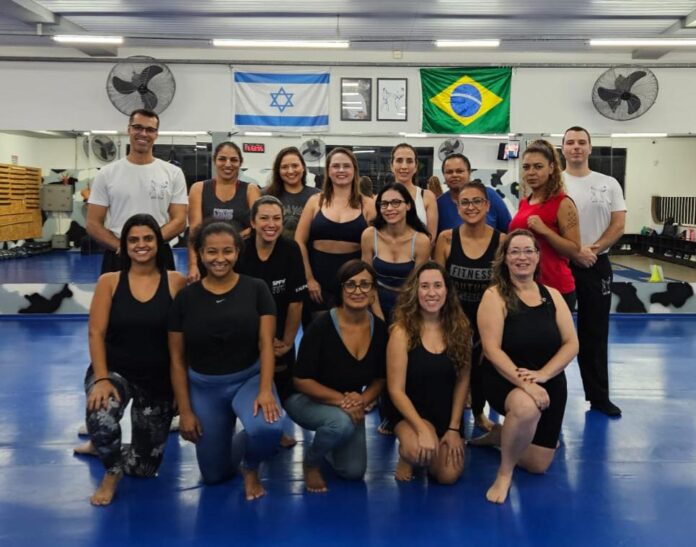 WhatsApp Image 2026-03-13 at 1.30.30 PM A violência contra a mulher continua sendo um dos problemas sociais mais graves do país e tem reacendido discussões sobre prevenção, proteção e conscientização. Em meio a esse cenário, iniciativas voltadas ao ensino de técnicas de defesa pessoal para mulheres têm ganhado espaço como uma forma de ampliar segurança, consciência e preparo diante de situações de risco.