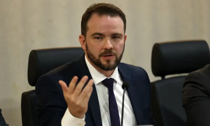 Durigan assume Fazenda com desafio de blindar fiscal e pavimentar Durigan assume Fazenda com desafio de blindar fiscal e pavimentar economia para eventual Lula 4