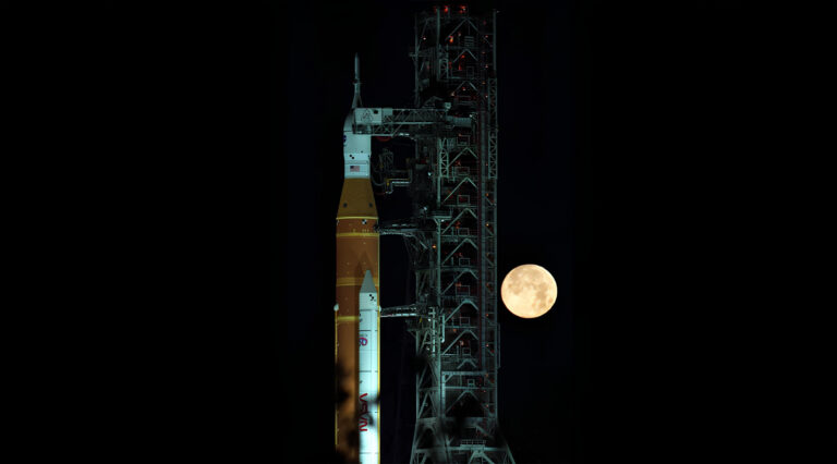 NASA conserta foguete e mantém plano de lançamento