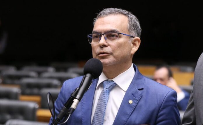 Comissão aprova programa de apoio para famílias de agentes de Deputado Allan Garcês (PP-MA) fala no Plenário da Câmara dos Deputados