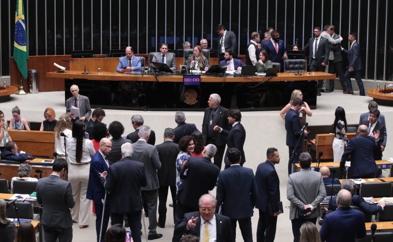 Discussão e votação de propostas legislativas.