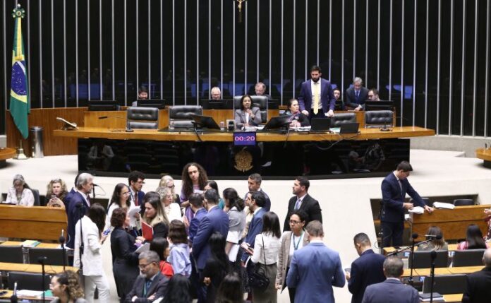 Discussão e votação de propostas legislativas.