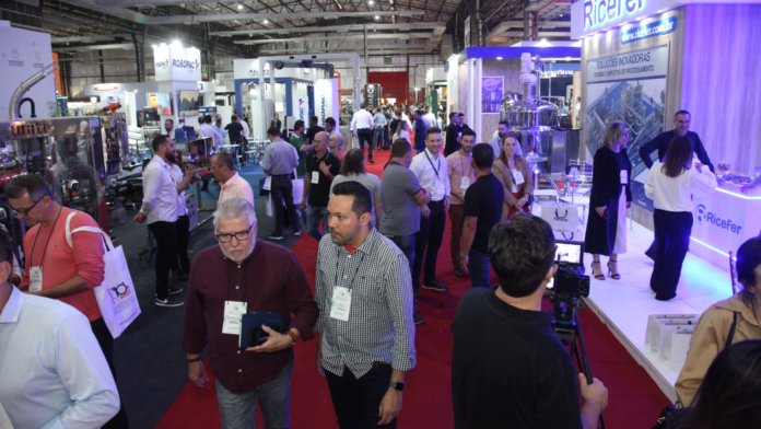 Envase Visitantes circulam por estandes de tecnologia e máquinas industriais durante a Envase Brasil, feira do setor de envase e embalagens em Bento Gonçalves