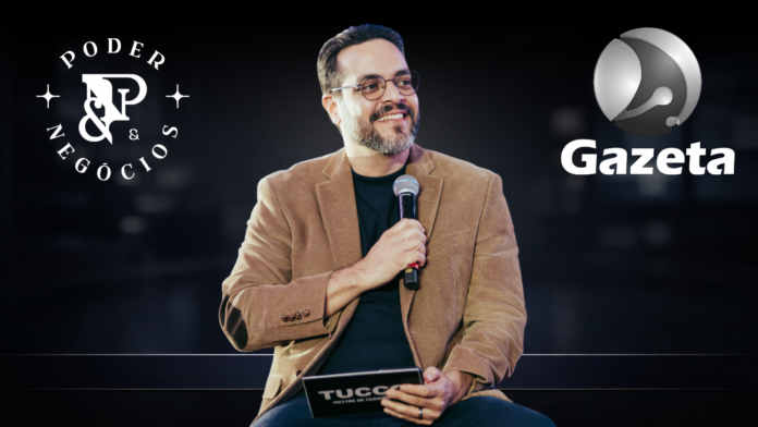 P&N Apresentador do programa Poder & Negócios em estúdio, segurando microfone, com identidade visual do programa à esquerda e logotipo da TV Gazeta à direita em fundo escuro