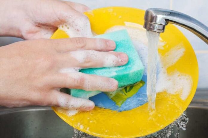 Meio Ambiente - água consumo residencial conta tarefas domésticas saneamento básico infraestrutura detergentes louças vasilhas trabalho doméstico