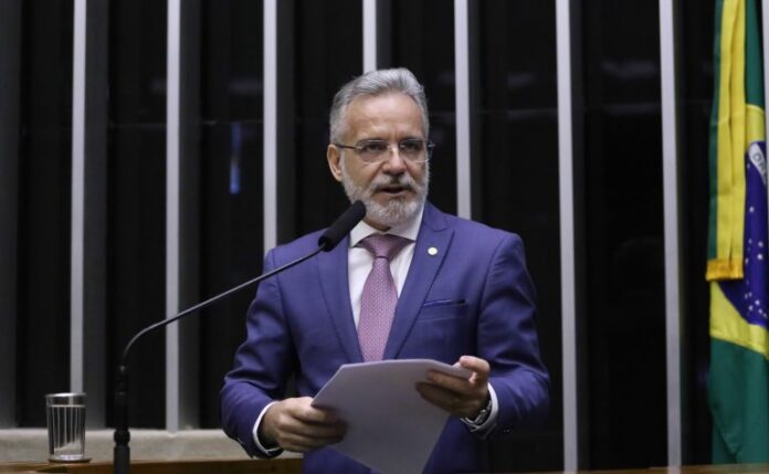Projeto fixa prazo de 48 horas para fornecedor reembolsar o Deputado Gilberto Abramo fala ao microfone