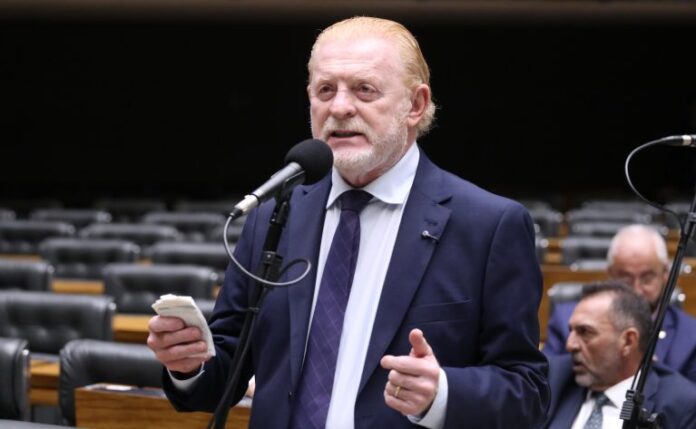 Comissão aprova regra para evitar paralisação de reformas em estradas Discussão e votação de propostas legislativas. Dep. Vermelho (PP - PR)