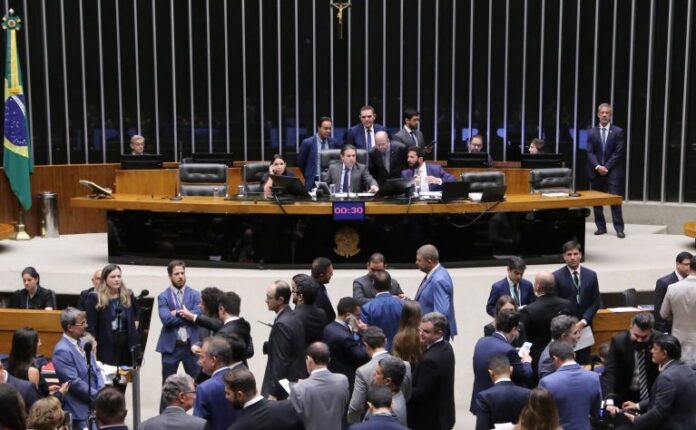 Discussão e votação de propostas legislativas.