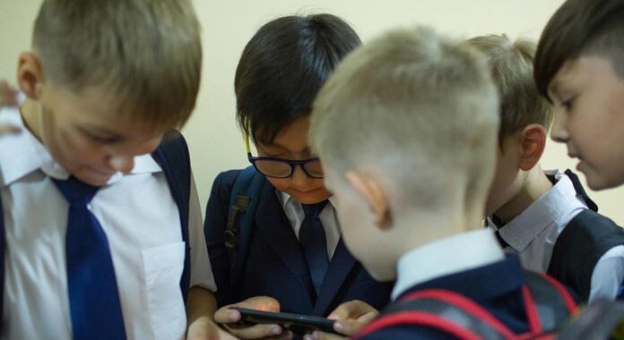 Uso de dispositivos em excesso compromete desenvolvimento infantil