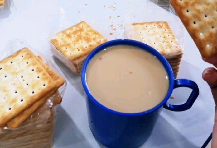44bbc870bbde3c793af36b14d2e95beb Na foto: Merenda escolar - bolacha de água e sal e café com leite.