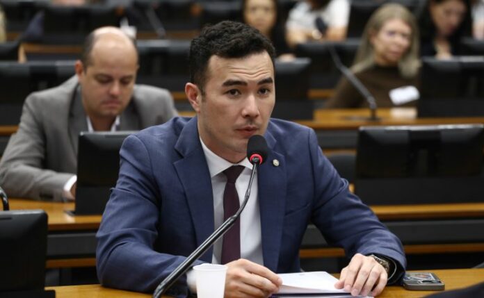 Deputado Pedro Aihara fala ao microfone