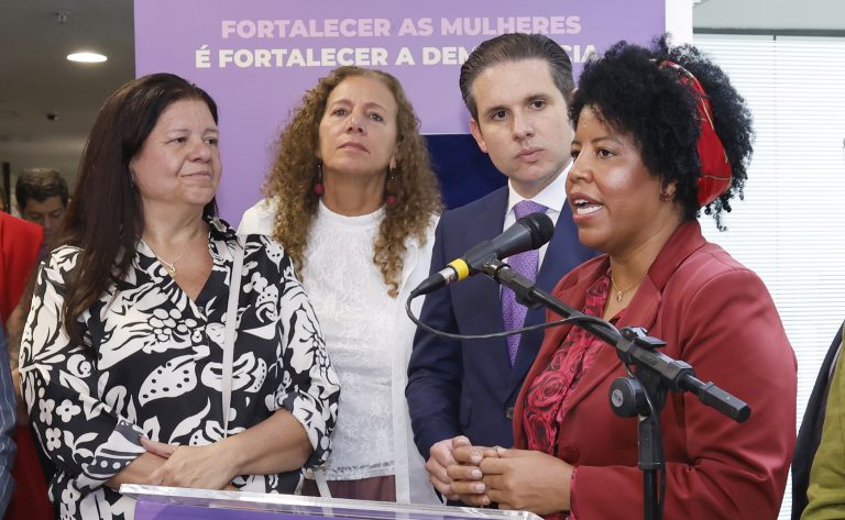 Inauguração da Sala Lilás. Dep. Laura Carneiro (PSD - RJ). Dep. Jandira Feghali (PCdoB - RJ). Presidente da Câmara dos Deputados, Hugo Motta (REPUBLICANOS - PB) e Dep. Jack Rocha (PT-ES)
