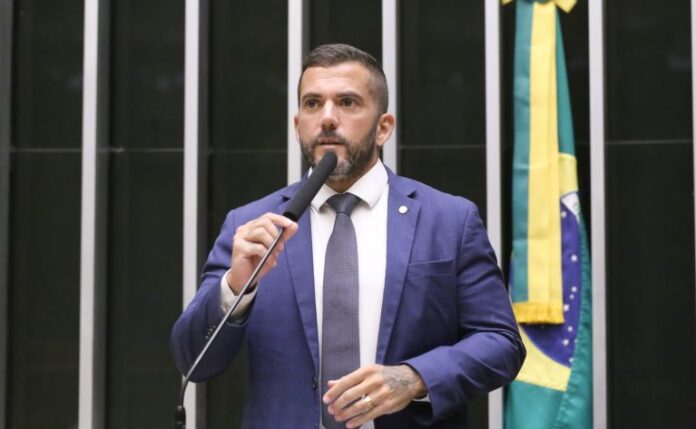 Deputado Carlos Jordy (PL-RJ) fala no Plenário da Câmara dos Deputados